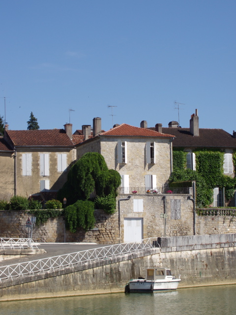Pretty townhouses on Condom's River Baise